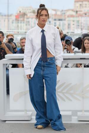 Adèle Exarchopoulos icône mode en jean oversize, chemise blanche et cravate au photocall du film "L'amour ouf" au Festival de Cannes, le 24 mai 2024
