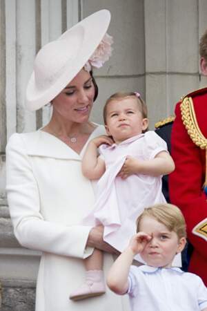Kate Middleton et la princesse Charlotte au balcon du palais de Buckingham lors de la parade "Trooping The Colour" à l'occasion du 90ème anniversaire de la reine