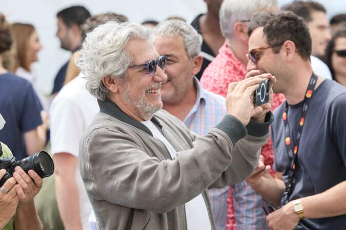 Alain Chabat joue les photographes au Festival de Cannes, le 24 mai 2024
