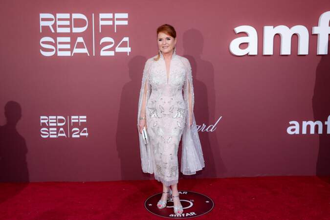 En marge du 77ème Festival International du Film de Cannes, la duchesse d'York a posé pour les photographes dans une sublime robe aux détails argentés. 