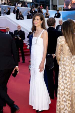 Dans cette robe blanche élégante signée Chanel, la fille de Caroline de Hanovre venue en solo a attiré tous les regards.