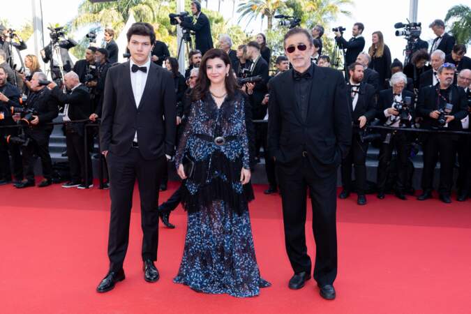 Ebru Ceylan, son mari Nuri Bilge Ceylan et leur fils Ayaz à la montée des marches du film "L’amour ouf", lors du 77ème Festival International du Film de Cannes, le 23 mai 2024.