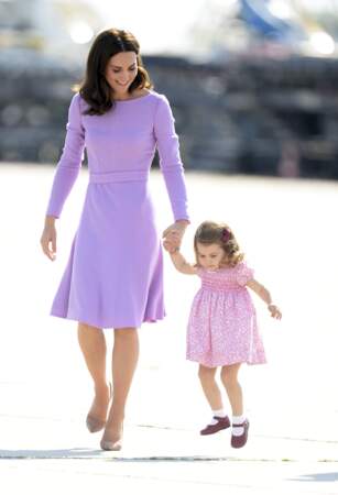 Kate Middleton et la princesse Charlotte de Cambridge lors de leur départ à l'aéroport de Hambourg