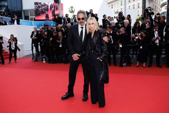 Emmanuelle Béart et son compagnon Frédéric Chaudier sur le tapis rouge du film d’animation « La plus précieuse des marchandises » au Festival de Cannes, le 24 mai 2024
