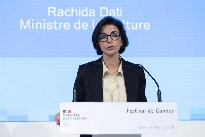 Toujours en costume sophistiqué, Rachida Dati prononce un discours sur la défense du cinéma français