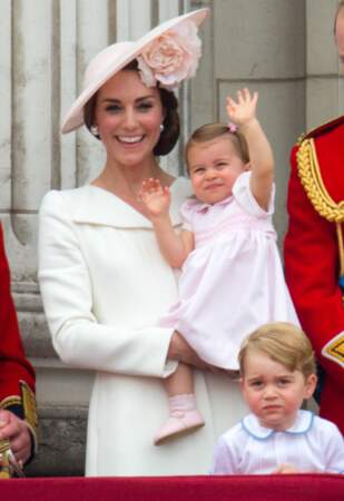 Kate Middleton et la princesse Charlotte au balcon du palais de Buckingham lors de la parade "Trooping The Colour" à l'occasion du 90ème anniversaire de la reine