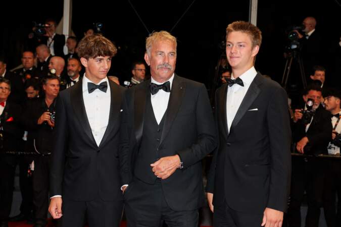 Kevin Costner et ses fils Hayes et Cayden Wyatt à la descente des marches du film "Horizon : An american saga", lors du 77ème Festival International du Film de Cannes, le 19 mai 2024.