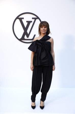 Marina Foïs sur le photocall du défilé Louis Vuitton au Parc Güell à Barcelone