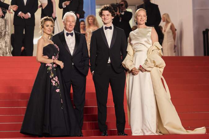 Richard Gere accompagné de sa femme Alejandra et de son fils Homer James Jigme Gere aux côtés d'Uma Thurman, lors de la montée des marches du film “Oh, Canada” lors du 77ᵉ Festival de Cannes, le 17 mai 2024 