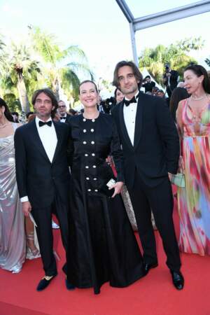 Carole Bouquet avec ses fils Louis Giacobetti et Dimitri Rassam lors de la montée des marches du film “Megalopolis” lors du 77ᵉ Festival de Cannes, le 16 mai 2024