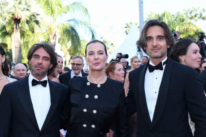 Carole Bouquet est venue en famille lors de la montée des marches du film “Megalopolis” lors du 77ᵉ Festival de Cannes, le 16 mai 2024