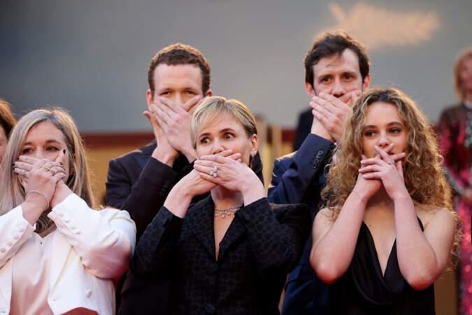 Judith Godrèche entourée de ses enfants, Noé Boon et Tess Barthélémy, lors de la montée des marches du film “Furiosa : A Mad Max Saga” lors du 77ᵉ Festival de Cannes, le 15 mai 2024