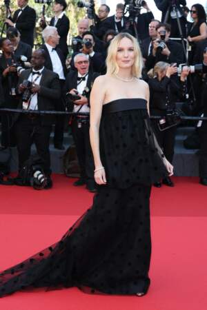 Ana Girardot en robe bustier noire Celine à la cérémonie de clôture du 77e Festival de Cannes