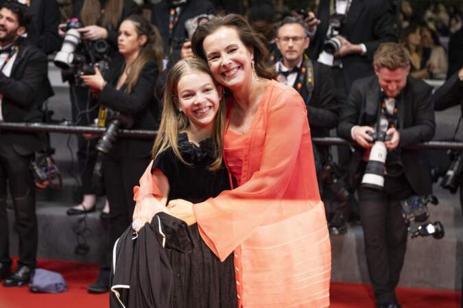 Carole Bouquet et sa petite-fille Darya Rassam lors de la descente des marches du film “Le comte de Monte-Cristo” lors du 77ᵉ Festival de Cannes, le 22 mai 2024