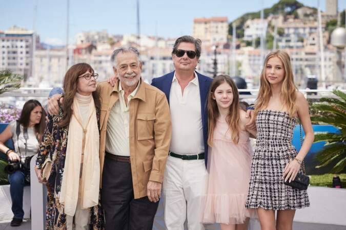 Francis Ford Coppola entouré de sa soeur Talia Shire, de son fils Roman Coppola, ainsi que ses petites-filles, Romy et Cosima,  sur le photocall du film "Megalopolis" lors du 77ᵉ Festival de Cannes, le 17 mai 2024