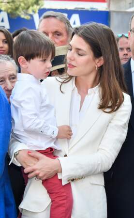 Raphaël Elmaleh dans les bras de sa mère, Charlotte Casiraghi, le 13 mai 2017.