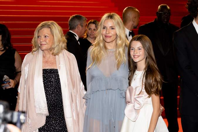 Sienna Miller avec sa mère Jo, et sa fille Marlowe à la descente des marches du film “Horizon : An american saga” lors du 77ᵉ Festival de Cannes, le 19 mai 2024