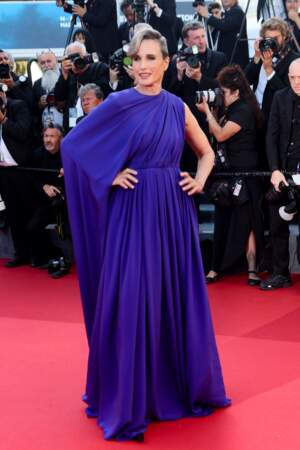 Andie MacDowell en robe violet profond pour la cérémonie de clôture du 77ème Festival de Cannes 