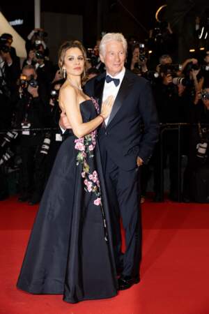 Richard Gere et sa femme Alejandra à la montée des marches du film “Oh, Canada” lors du 77ᵉ Festival de Cannes, le 17 mai 2024