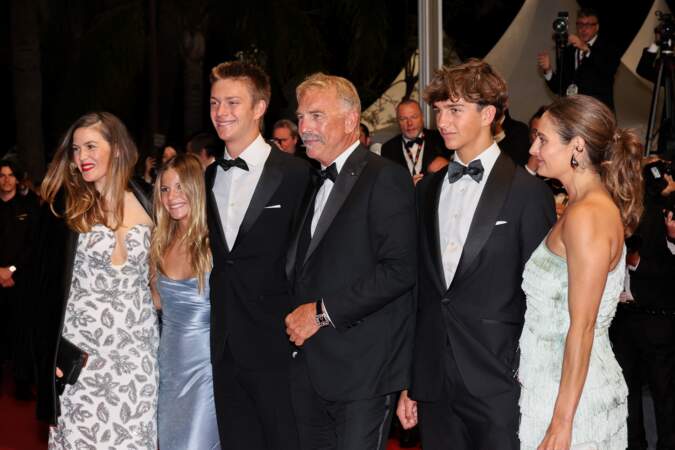 Kevin Costner avec ses enfants,  Lily, Grace Avery, Cayden Wyatt, Hayes Logan, Annie, à la descente des marches du film “Horizon : An american saga” lors du 77ᵉ Festival de Cannes, le 19 mai 2024