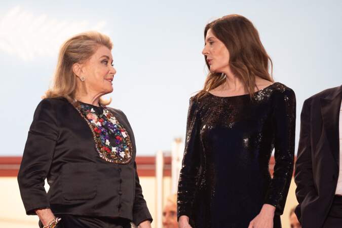Chiara Mastroianni et sa mère Catherine Deneuve lors de la descente des marches du film “Marcello Mio” lors du 77ᵉ Festival de Cannes, le 21 mai 2024
