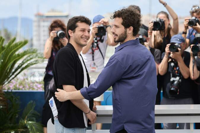 Giacomo Belmondo a rejoint son frère Victor Belmondo sur le photocall du film "Vivre, Mourir, Renaitre" lors du 77ᵉ Festival de Cannes, le 23 mai 2024
