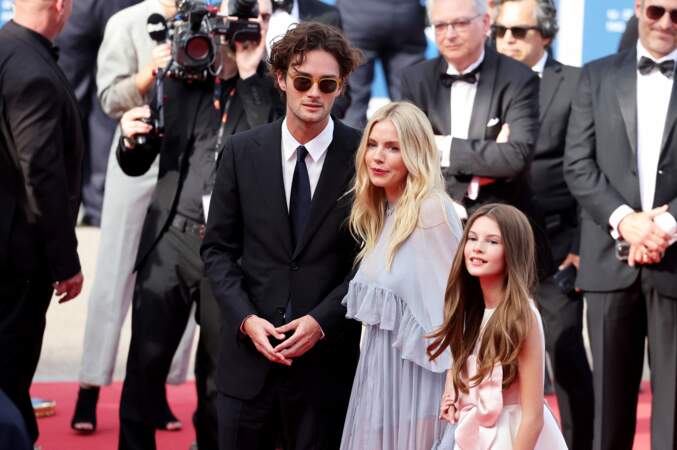 Sienna Miller, sa fille Marlowe Sturridge et son compagnon Oli Green à la montée des marches du film “Horizon : An american saga” lors du 77ᵉ Festival de Cannes, le 19 mai 2024