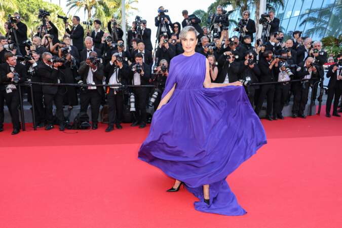 Andie MacDowell en robe violet profond à la cérémonie de clôture du 77e Festival de Cannes