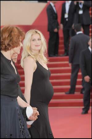 Laetitia Casta affichait aussi son baby bump à Cannes, en 2009. 