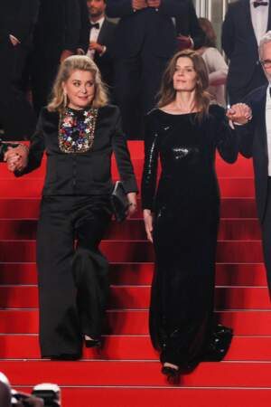 Catherine Deneuve, sa fille Chiara Mastroianni à la descente des marches du film “Marcello Mio” lors du 77ᵉ Festival de Cannes, le 21 mai 2024