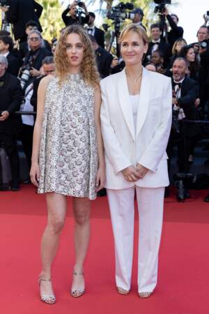 Judith Godrèche et sa fille Tess Barthélémy lors de la montée des marches du film “Kinds of Kindness” lors du 77ᵉ Festival de Cannes, le 17 mai 2024