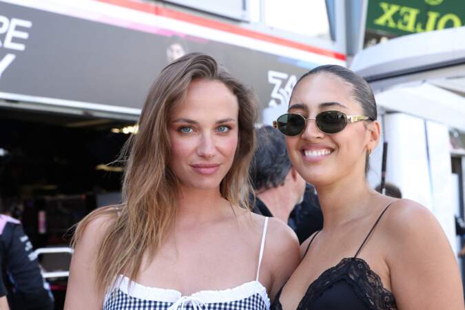 Agathe Teyssier et une amie lors des qualifications du 81ᵉ Grand Prix de Formule 1 (F1) de Monaco, le 25 mai 2024