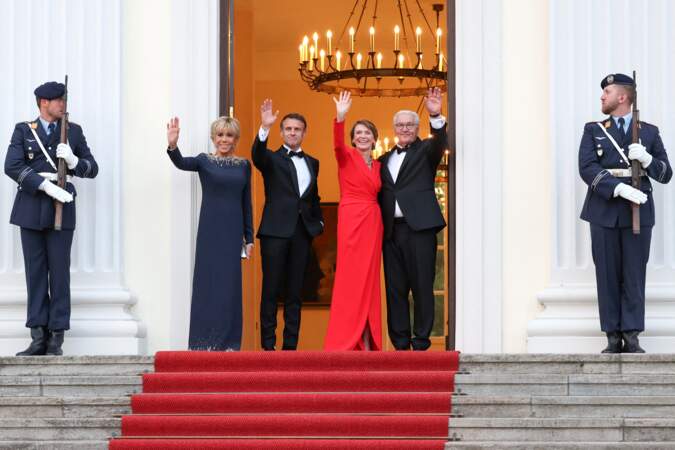 Emmanuel Macron et Brigitte Macron aux côtés de Franck-Walter Steinmeier, président de la République fédérale d'Allemagne et de son épouse Elke Budenbender lors une visite d'État de trois jours en Allemagne, le 26 mai 2024