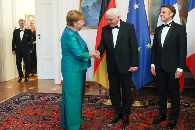 Franck-Walter Steinmeier, salue Angela Markel au château de Bellevue, lors une visite d'État de trois jours en Allemagne, le 26 mai 2024