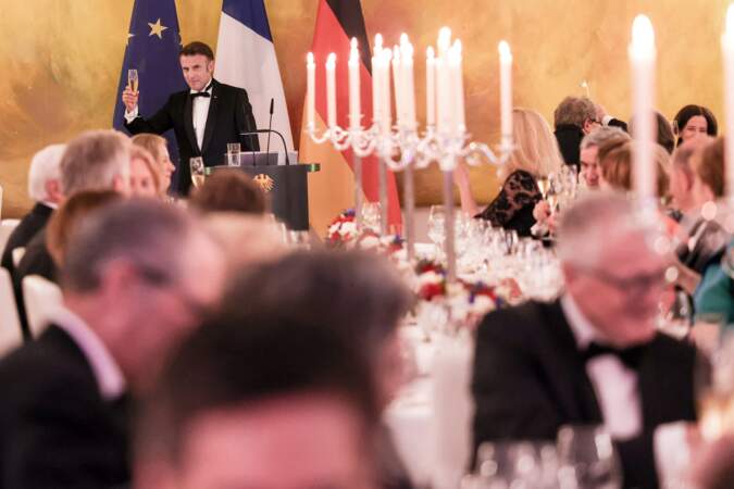 Emmanuel Macron en plein discours lors d'un diner d'état, au château de Bellevue, en Allemagne, le 26 mai 2024
