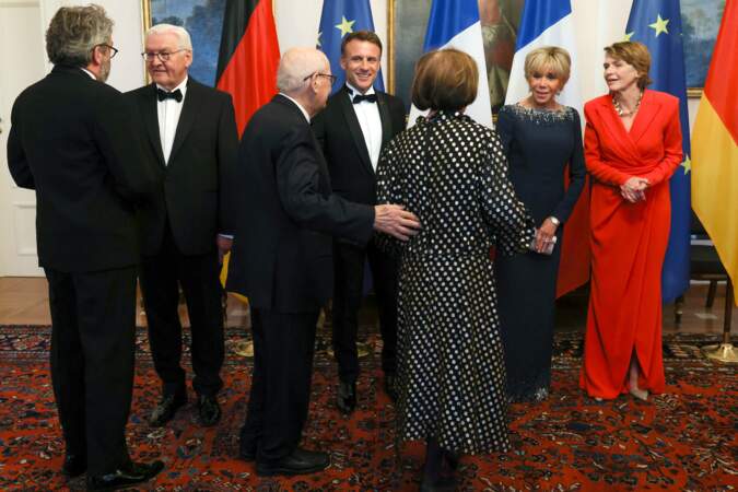 Serge et Beate Klarsfeld, ainsi que Emmanuel et Brigitte Macron, en compagnie de Franck-Walter Steinmeier et Elke Budenbender, lors une visite d'Etat de trois jours en Allemagne, le 26 mai 2024