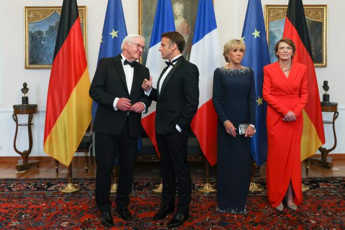 Emmanuel Macron discute avec Franck-Walter Steinmeier lors d'un diner d'état, au château de Bellevue, lors une visite d'État de trois jours en Allemagne, le 26 mai 2024