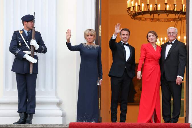 Emmanuel Macron et Brigitte Macron accueillis par Franck-Walter Steinmeier, président de la République fédérale d'Allemagne et de son épouse Elke Budenbender lors une visite d'État de trois jours en Allemagne, le 26 mai 2024