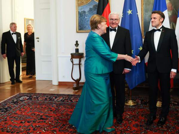 Emmanuel Macron salue Angela Markel au château de Bellevue, en Allemagne, le 26 mai 2024