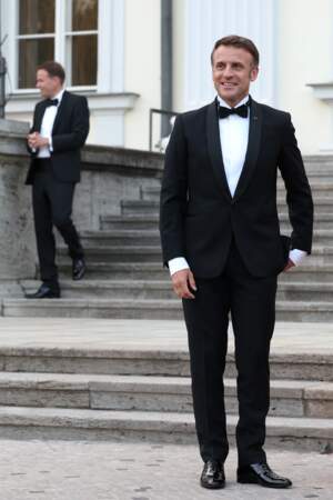 Emmanuel Macron en smoking au château de Bellevue, lors une visite d'État de trois jours en Allemagne, le 26 mai 2024