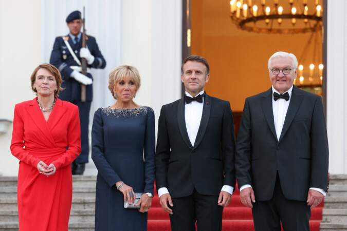 Le président français, Emmanuel Macron et la première dame, Brigitte Macron accueillis par Franck-Walter Steinmeier, président de la République fédérale d'Allemagne et madame Elke Budenbender lors une visite d'État de trois jours en Allemagne, le 26 mai 2024
