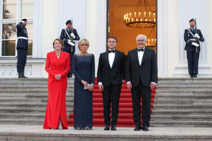 Emmanuel Macron et son épouse, Brigitte Macron avex Franck-Walter Steinmeier, président de la République fédérale d'Allemagne et madame Elke Budenbender pour un diner au château de Bellevue, lors une visite d'État de trois jours en Allemagne, le 26 mai 2024