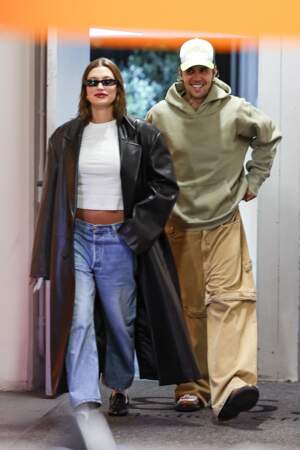 Hailey Bieber à Los Angeles en t-shirt blanc, jean cargo et long manteau en cuir