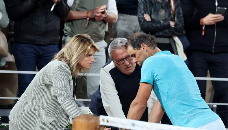 Rafael Nadal réconforté par Amélie Moresmo après sa défaite face Alexander Zverev à Roland Garros, le 23 mai 2024