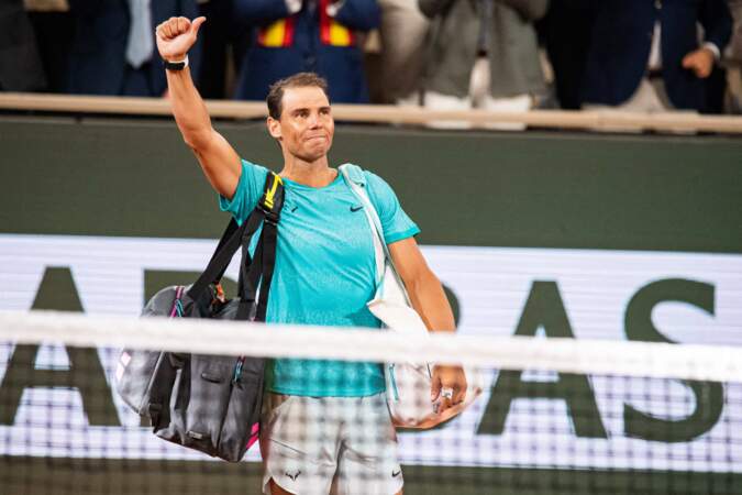 Rafael Nadal salue le public après sa défaite face à Alexander Zverev lors du premier tour de Roland-Garros, le 27 mai 2024