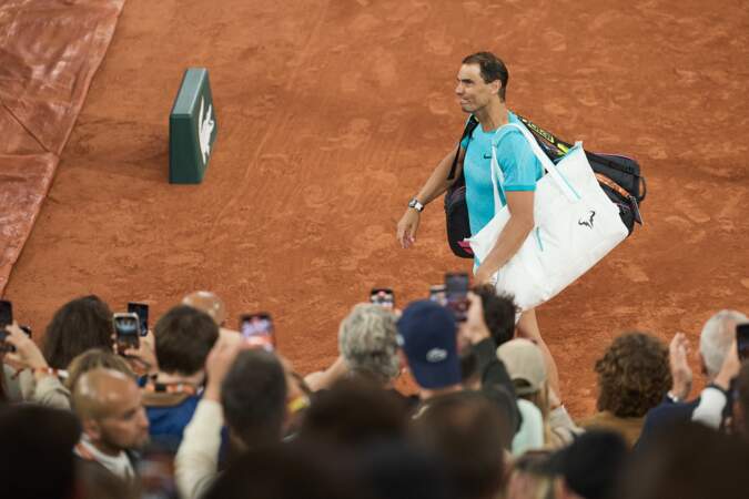 Rafael Nadal acclamé après sa défaite au premier tour de Roland-Garros, le 27 mai 2024