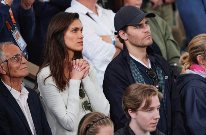 L'acteur Paul Wesley et sa compagne Natalie Kuckenburg dans les tribunes de Roland-Garros, le 27 mai 2024