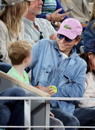 Le chanteur Raphaël complice avec son fils Aliocha dans les tribunes de Roland-Garros, le 27 mai 2024