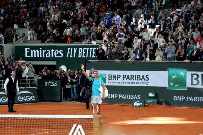Rafael Nadal, ému, quitte le court de Roland-Garros, le 27 mai 2024