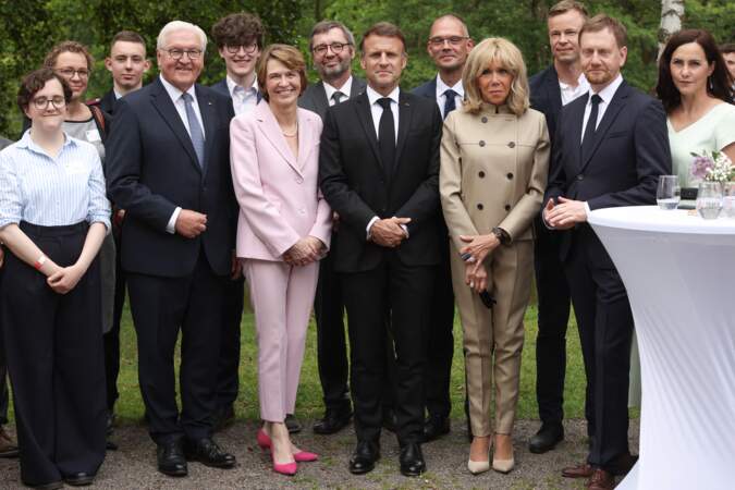Le président français Emmanuel Macron et sa femme Brigitte Macron déjeunent avec des jeunes de l'Office franco-allemand pour la jeunesse au château de Moritzburg, près de Dresde